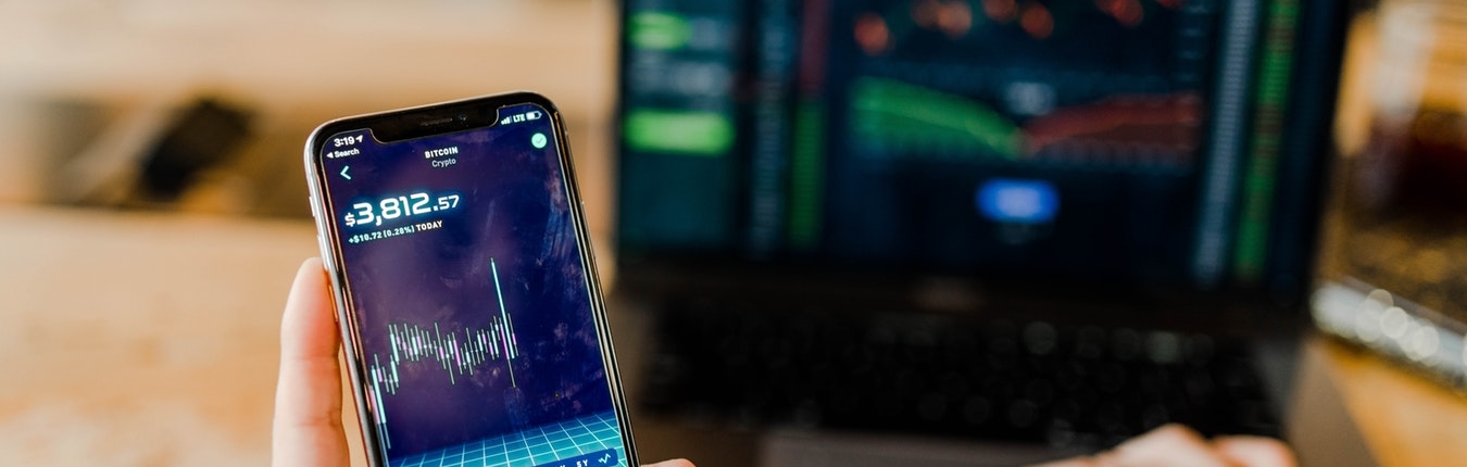 photo-1559526324-593bc073d938