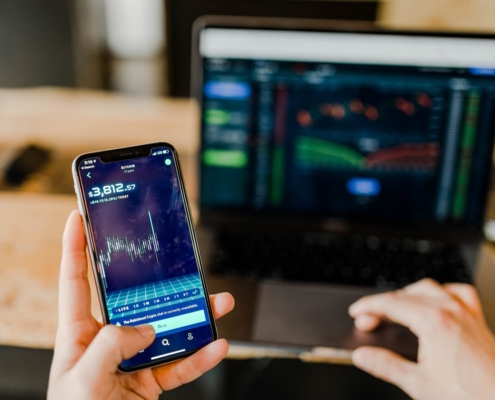 photo-1559526324-593bc073d938